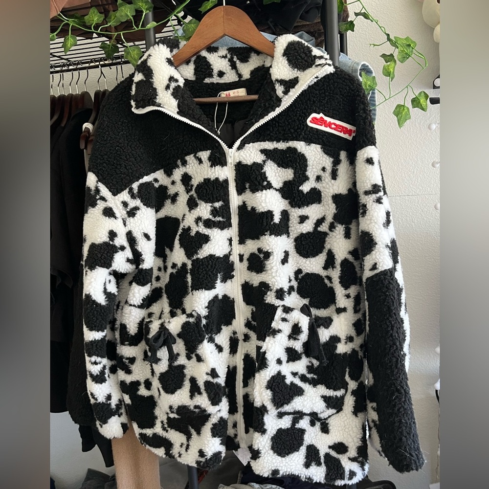 cow print sherpa fleece heavy winter jacket (brand unknown) size womens M